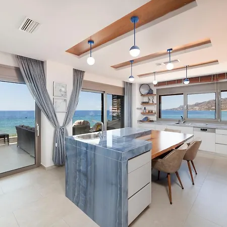 Moonlight Seafront Apartment *